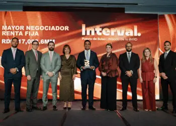 Nelson M. Guerrero, Gerente General de Interval Puesto de Bolsa, junto a otros ejecutivos