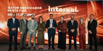 Nelson M. Guerrero, Gerente General de Interval Puesto de Bolsa, junto a otros ejecutivos