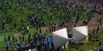 KOLKATA, INDIA - 13 DE DICIEMBRE: Los fanáticos enojados vandalizan pancartas, lanzan botellas, rasgan asientos y los arrojan al campo después de que la estrella del fútbol argentino Lionel Messi se fuera temprano del Estadio Salt Lake durante su India Tour, el 13 de diciembre de 2025 en Kolkata, India. Los fanáticos del fútbol estaban enojados porque, a pesar de comprar boletos a precios elevados, ni siquiera pudieron echar un vistazo a su estrella favorita. Lionel Messi está en su gira G.O.A.T. India 2025, y llegó a Calcuta en las primeras horas del sábado (13 de diciembre de 2025). (Foto de Samir Jana/Hindustan Times vía Getty Images)