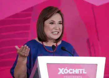 La candidata presidencial del frente opositor Fuerza y Corazón por México Xóchitl Gálvez habla durante la conferencia de prensa "Sin miedo a la verdad", este jueves en la Ciudad de México (México). EFE/ Isaac Esquivel