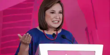 La candidata presidencial del frente opositor Fuerza y Corazón por México Xóchitl Gálvez habla durante la conferencia de prensa "Sin miedo a la verdad", este jueves en la Ciudad de México (México). EFE/ Isaac Esquivel