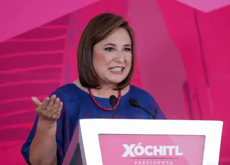 La candidata presidencial del frente opositor Fuerza y Corazón por México Xóchitl Gálvez habla durante la conferencia de prensa "Sin miedo a la verdad", este jueves en la Ciudad de México (México). EFE/ Isaac Esquivel
