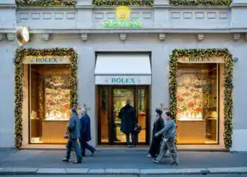 Gente caminando tiendas Rolex