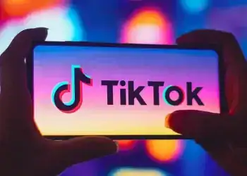 Imagen de teléfono con TikTok