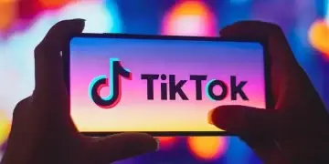 Imagen de teléfono con TikTok