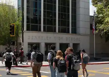 La entrada principal de Berkeley High School en Berkeley el 1 de mayo de 2024. Foto de Laure Andrillon para CalMatters