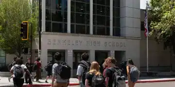 La entrada principal de Berkeley High School en Berkeley el 1 de mayo de 2024. Foto de Laure Andrillon para CalMatters