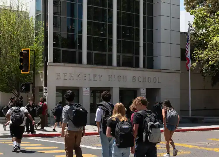La entrada principal de Berkeley High School en Berkeley el 1 de mayo de 2024. Foto de Laure Andrillon para CalMatters