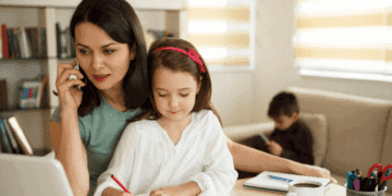 Mamá con hija manejando presupuesto