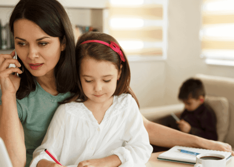 Mamá con hija manejando presupuesto