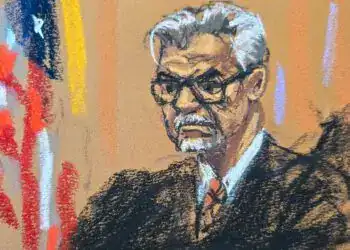 El juez Juan Merchan, según los bocetos de la corte de Manhattan (REUTERS/Jane Rosenberg/Archivo)