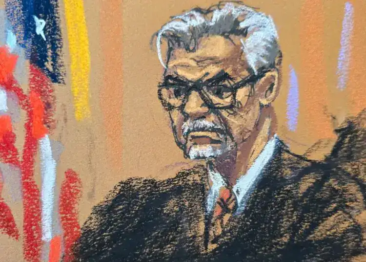 El juez Juan Merchan, según los bocetos de la corte de Manhattan (REUTERS/Jane Rosenberg/Archivo)