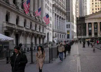 Transeúntes cerca de la Bolsa de Valores de Nueva York en marzo. 21 de mayo de 2024. (Foto AP/Yuki Iwamura, archivo) (ASSOCIATED PRESS)