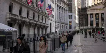Transeúntes cerca de la Bolsa de Valores de Nueva York en marzo. 21 de mayo de 2024. (Foto AP/Yuki Iwamura, archivo) (ASSOCIATED PRESS)