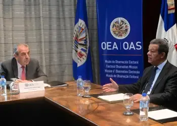Leonel Fernández se Reúne con Observadores de la OEA