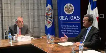 Leonel Fernández junto a comisionado de la OEA