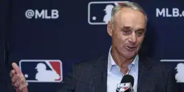 El comisionado de las Grandes Ligas Rob Manfred durante una rueda de prensa tras la reunión de dueños de las Grandes Ligas, el jueves 23 de mayo de 2024, en Nueva York.
(Julia Nikhinson / Associated Press)