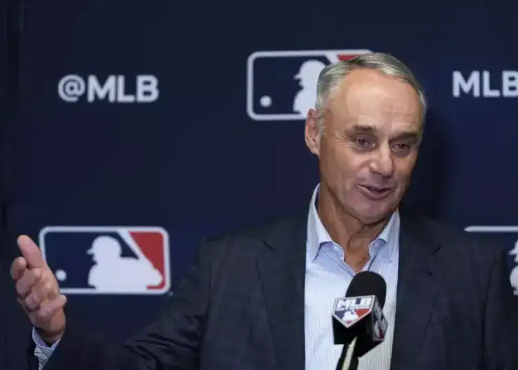 El comisionado de las Grandes Ligas Rob Manfred durante una rueda de prensa tras la reunión de dueños de las Grandes Ligas, el jueves 23 de mayo de 2024, en Nueva York.
(Julia Nikhinson / Associated Press)