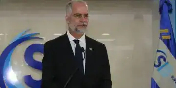 Alejandro-Fernández-W-Superintendente-de-Bancos.