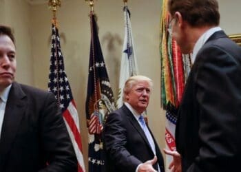 El presidente Donald Trump dio la bienvenida a los asistentes a una reunión de líderes empresariales de la Casa Blanca en 2017. A la izquierda está Elon Musk. FOTO: PABLO MARTÍNEZ MONSIVAIS/ASSOCIATED PRES