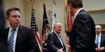 El presidente Donald Trump dio la bienvenida a los asistentes a una reunión de líderes empresariales de la Casa Blanca en 2017. A la izquierda está Elon Musk. FOTO: PABLO MARTÍNEZ MONSIVAIS/ASSOCIATED PRES