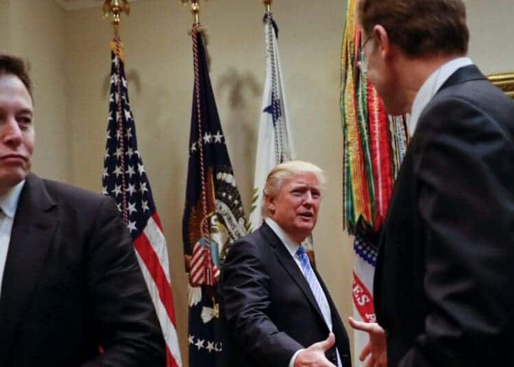El presidente Donald Trump dio la bienvenida a los asistentes a una reunión de líderes empresariales de la Casa Blanca en 2017. A la izquierda está Elon Musk. FOTO: PABLO MARTÍNEZ MONSIVAIS/ASSOCIATED PRES