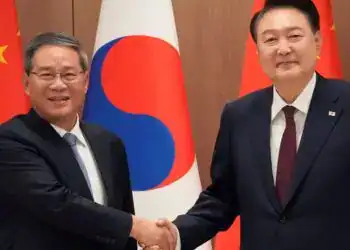 El presidente surcoreano Yoon Suk Yeol, a la derecha, estrecha la mano del primer ministro chino Li Qiang durante una reunión en la Oficina Presidencial en Seúl, Corea del Sur (Ahn Young-joon/Pool vía REUTERS)