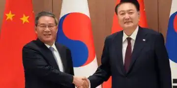 El presidente surcoreano Yoon Suk Yeol, a la derecha, estrecha la mano del primer ministro chino Li Qiang durante una reunión en la Oficina Presidencial en Seúl, Corea del Sur (Ahn Young-joon/Pool vía REUTERS)