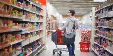 Mujer comprando en el supermercado