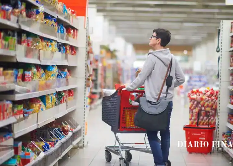 Mujer comprando en el supermercado