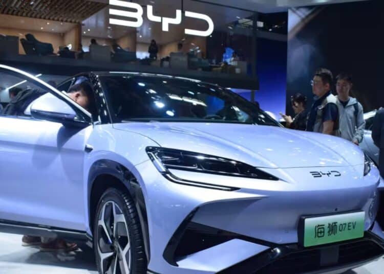 BYD rebaltó el precio de su vehículo eléctrico Sea Lion 07 en alrededor de 1400 dólares en comparación con la primera vez que presentó el modelo. (Foto de Shizuka Tanabe)