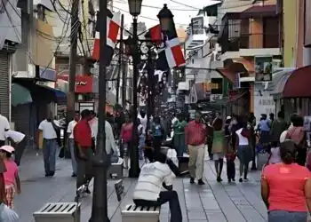 Gente caminando en la zona colonial (Fuente: externa)