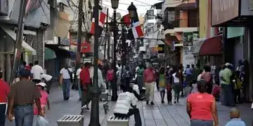 Gente caminando en la zona colonial (Fuente: externa)