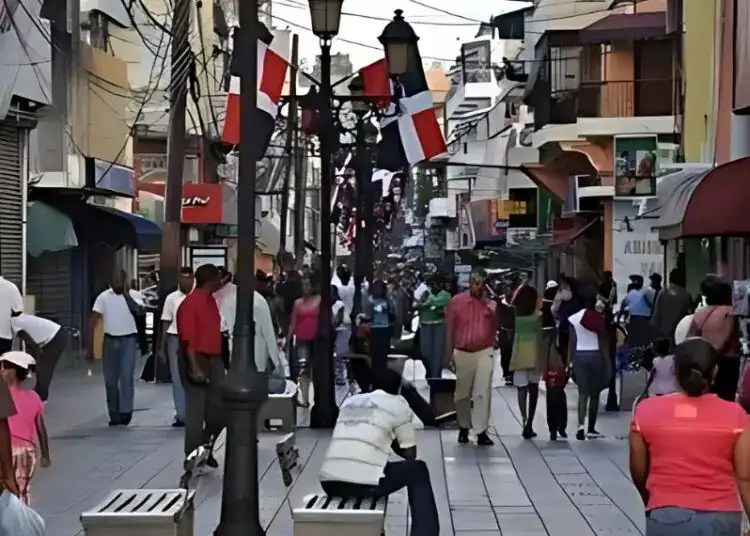 Gente caminando en la zona colonial (Fuente: externa)