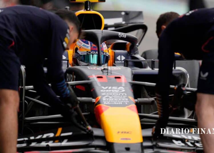 'Checo' Pérez va por su revancha en el Gran Premio de Mónaco, luego de cerrar muy lejos del podio en Emilia-Romagna. (Foto: EFE). (EFE)
