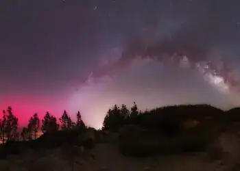 Foto del arco de la Vía Láctea y una aurora boreal juntas desde la cumbre de Tenerife. (Fuente: PhotoshotTen en X)