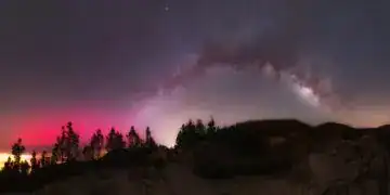 Foto del arco de la Vía Láctea y una aurora boreal juntas desde la cumbre de Tenerife. (Fuente: PhotoshotTen en X)