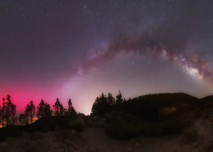 Foto del arco de la Vía Láctea y una aurora boreal juntas desde la cumbre de Tenerife. (Fuente: PhotoshotTen en X)