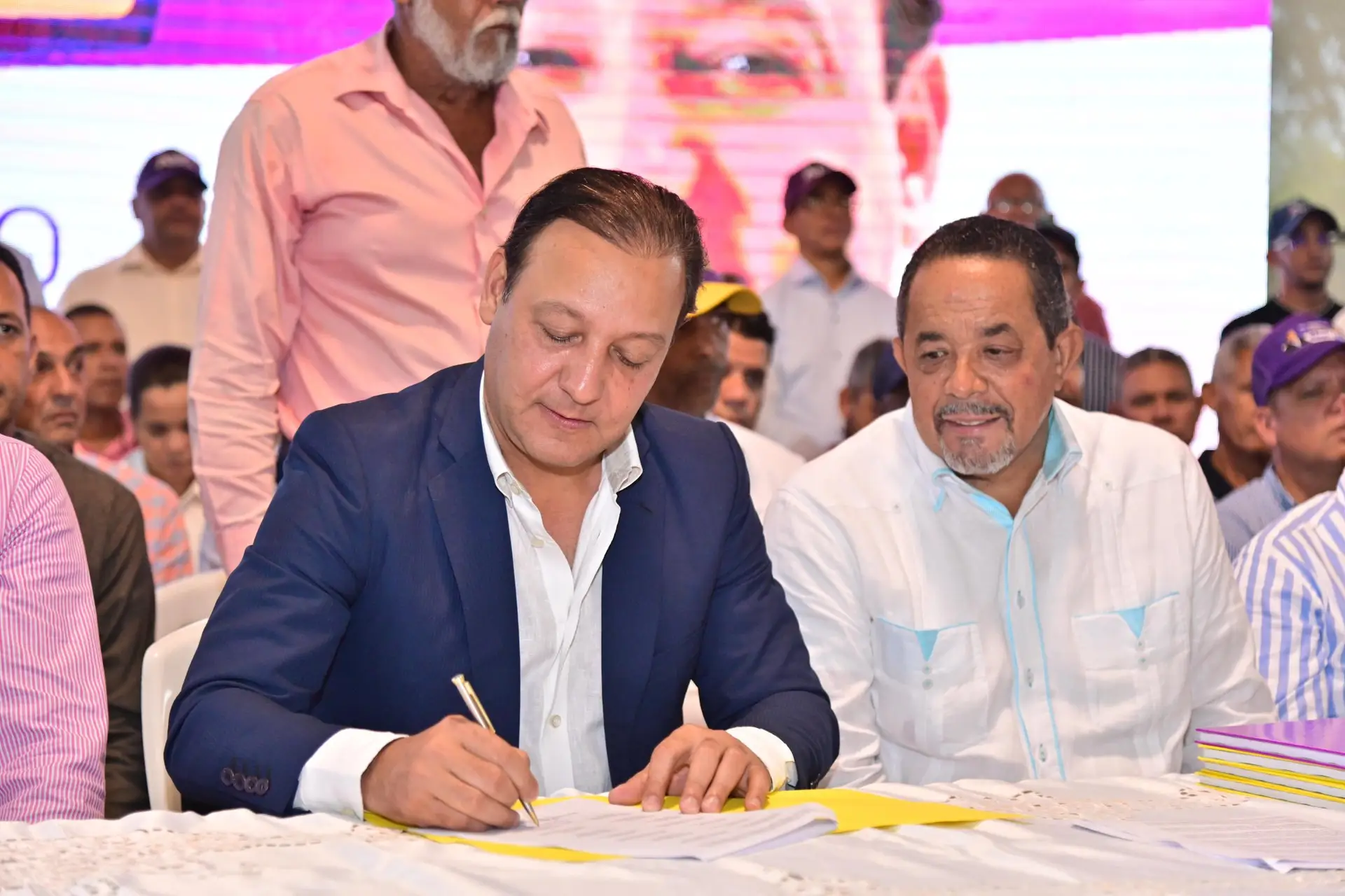 Abel Martínez Firma Pacto