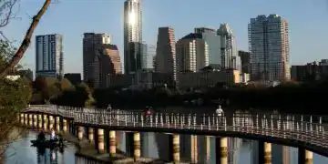 Las altas tasas hipotecarias siguen siendo un desafío para los compradores de viviendas en 2023 como en este ciudad de Austin (Archivo Infobae)