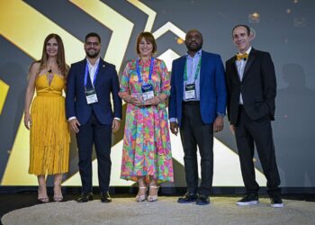 Sra. Rosanna Ruiz y Sovieski Naut reciben premio de la ABA