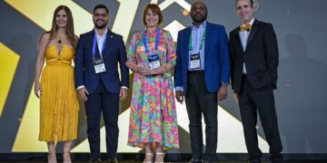 Sra. Rosanna Ruiz y Sovieski Naut reciben premio de la ABA