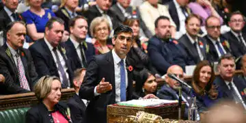 El primer ministro británico Rishi Sunak habla durante el debate del turno de preguntas semanal del primer ministro, en la Cámara de los Comunes en Londres, Inglaterra, el 2 de noviembre de 2023. (Crédito: Jessica Taylor/Parlamento del Reino Unido/Reuters)