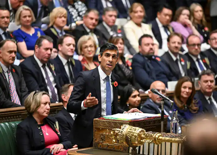 El primer ministro británico Rishi Sunak habla durante el debate del turno de preguntas semanal del primer ministro, en la Cámara de los Comunes en Londres, Inglaterra, el 2 de noviembre de 2023. (Crédito: Jessica Taylor/Parlamento del Reino Unido/Reuters)