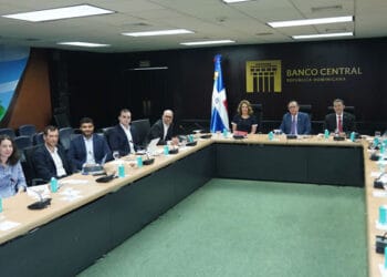 Gobernador Valdez Albizu recibe a funcionarios de Morgan Stanley y otros inversionistas internacionales