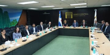 Gobernador Valdez Albizu recibe a funcionarios de Morgan Stanley y otros inversionistas internacionales