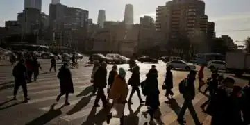 Imagen de personas cruzando una calle en el distrito financiero de Pekín, China.