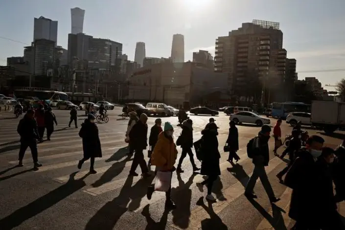 Imagen de personas cruzando una calle en el distrito financiero de Pekín, China.