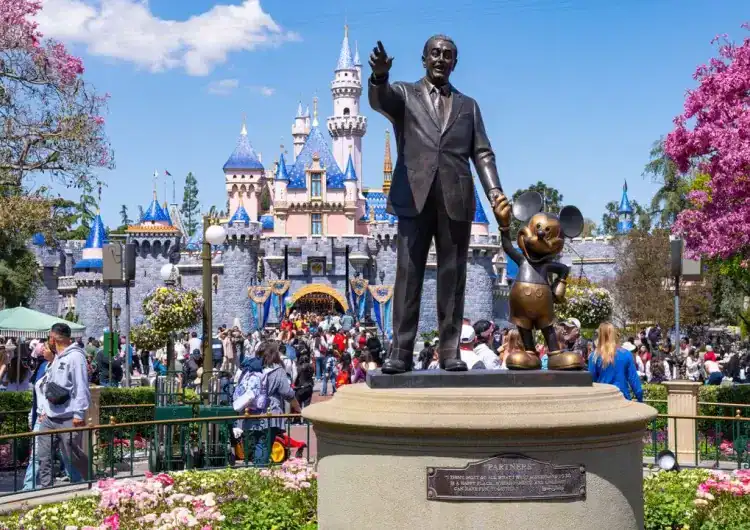 La aprobación de la rezonificación significa que Disneyland en Anaheim, California, está lista para una gran expansión. Crédito: AaronP/Bauer-Griffin/GC Images/Getty Images