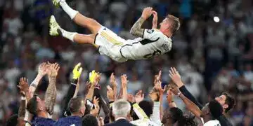 Los jugadores del Real Madrid homenajean a Toni Kroos en lo que fue su último partido en el Santiago Bernabéu. Angel Martinez/Getty Imagesnormal